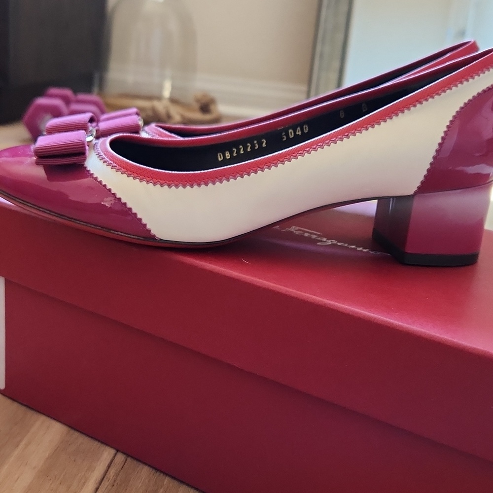 Salvatore Ferragamo Women's Red and Cream Bow Flats - Picture 7 of 7